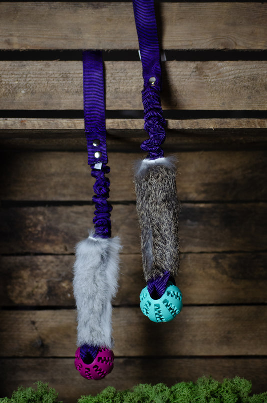 Ziva – träningsleksak med kaninskinn, boll & expanderhandtag