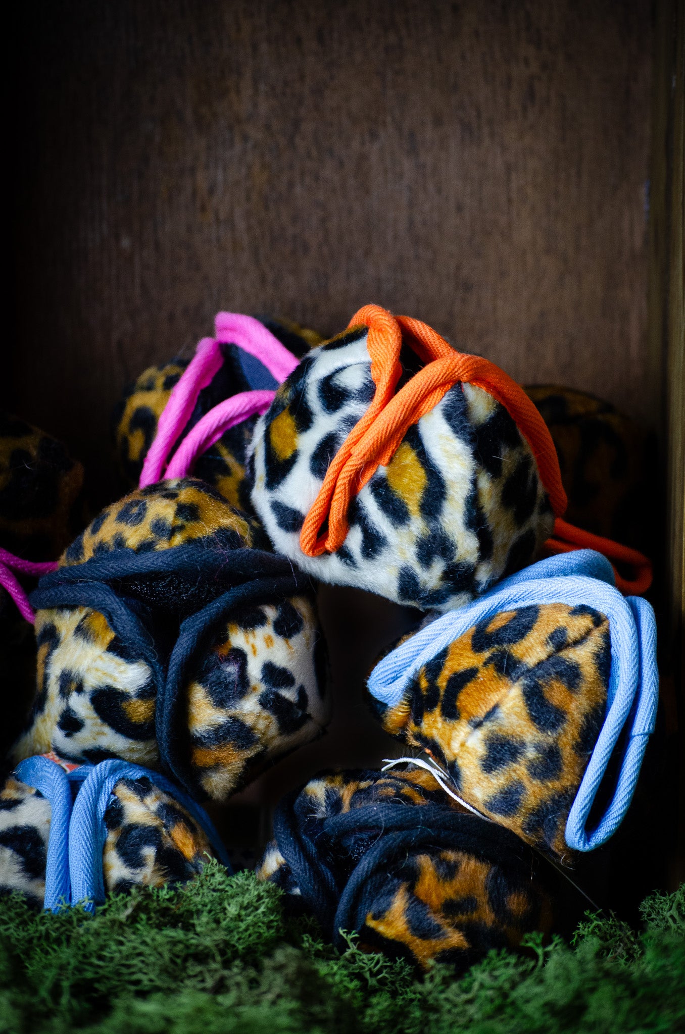 Treat ’n Crinkle Ball M – belöningsbollen som kombinerar mat, ljud & lek