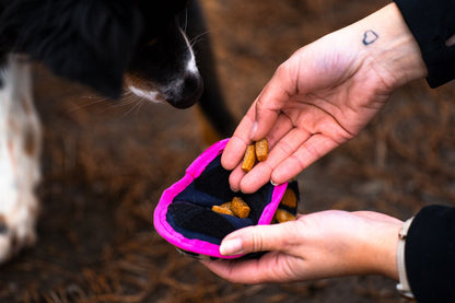 Treat ’n Crinkle Ball M – belöningsbollen som kombinerar mat, ljud & lek